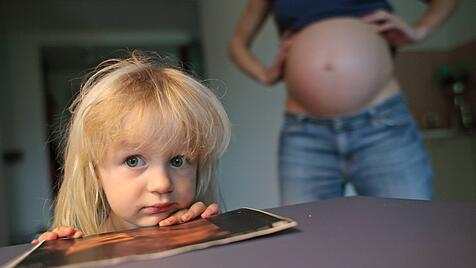 Schwangere Frau mit Kind