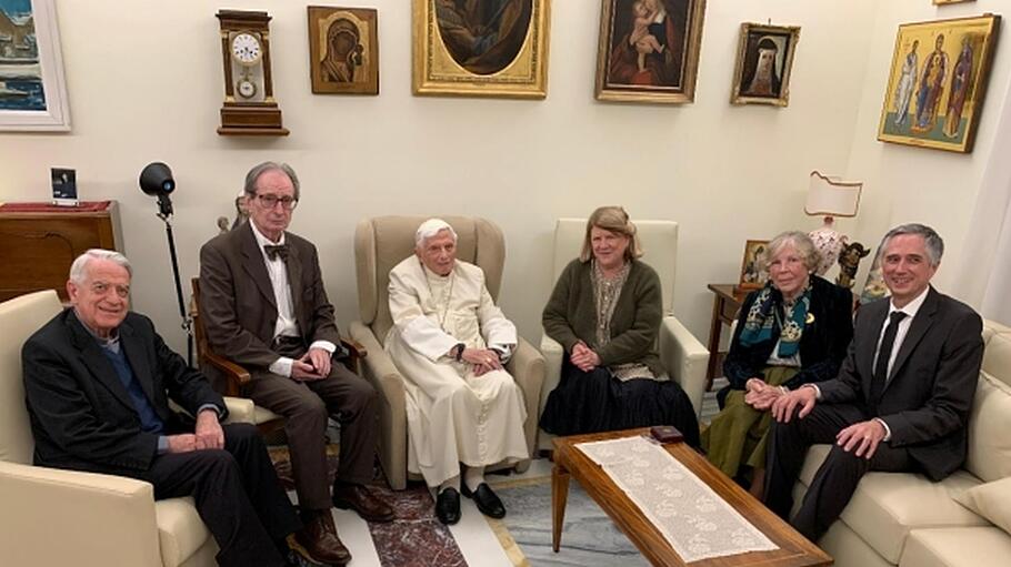 Am vergangenen Samstag traf der emeritierte Papst vier Professoren