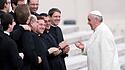 Papst Franziskus im heiteren Gespräch mit Priestern