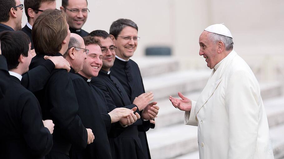 Papst Franziskus im heiteren Gespräch mit Priestern