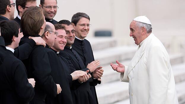 Papst Franziskus im heiteren Gespräch mit Priestern