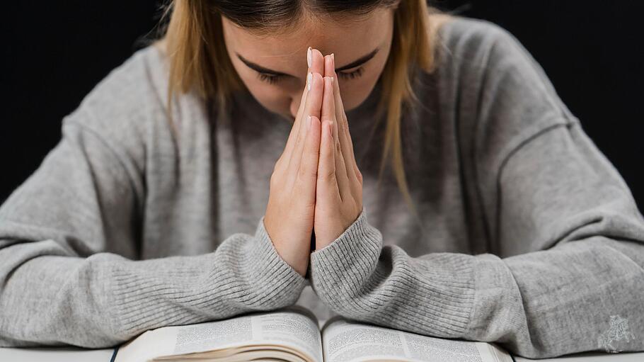 Junge Frau mit Bibel