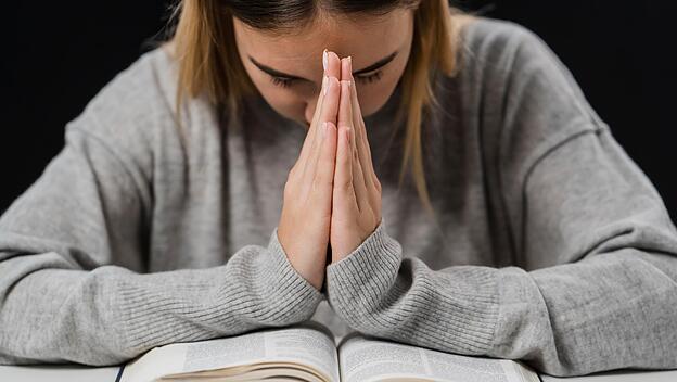 Junge Frau mit Bibel