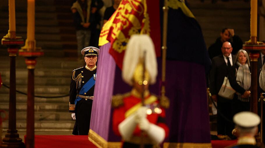 Prinz Andrew hält neben dem Sarg seiner Mutter, Königin Elizabeth II., Totenwache