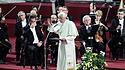 Benedikt XVI. mit Orchester