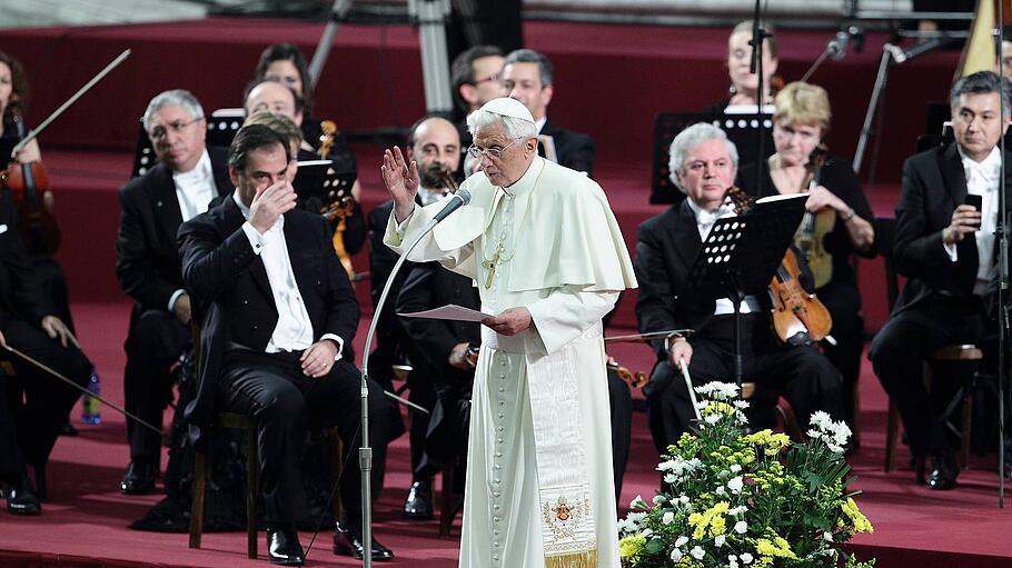 Benedikt XVI. mit Orchester