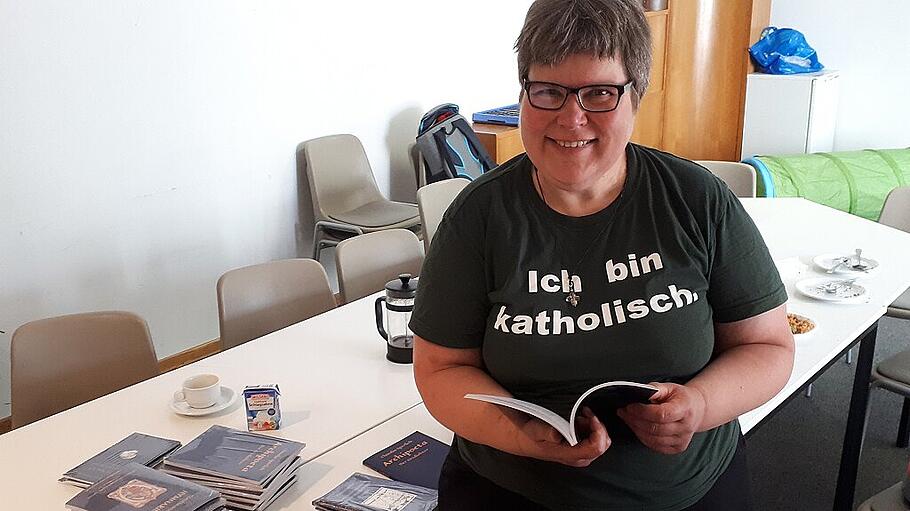 Claudia Sperlich bei einer Autorenlesung in der Pfarrei Herz Jesu.