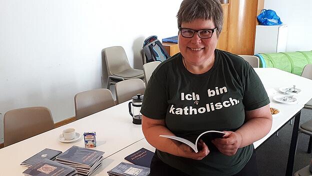 Claudia Sperlich bei einer Autorenlesung in der Pfarrei Herz Jesu.