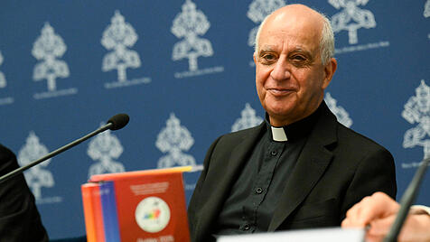 Erzbischof Rino Fisichella präsentierte am Dienstag das von Papst Franziskus gewollte Jahr des Gebets.