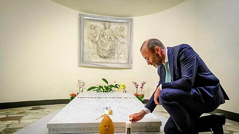 Manfred Weber am Grab von Benedikt XVI.