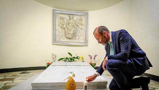 Manfred Weber am Grab von Benedikt XVI.