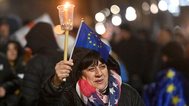 Proteste in Georgien: Hunderttausende  gehen auf die Straßen