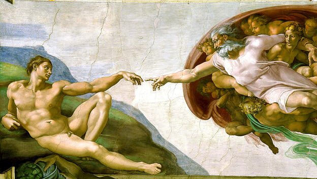 Das berühmte, von Michelangelo gefertigte Fresko in der Sixtinischen Kapelle imaginiert den Moment der Erschaffung Adams. Mit der Schöpfung des Menschen als Ebenbild Gottes ist gleichzeitig seine Berufung zur Heiligkeit gegeben.