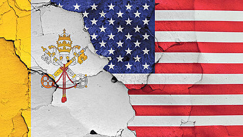 Flaggen von Vatikan und USA