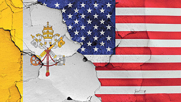 Flaggen von Vatikan und USA
