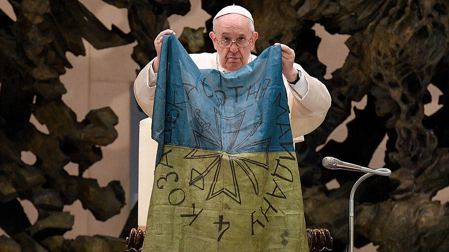 Papst Franziskus mit Ukrainefahne
