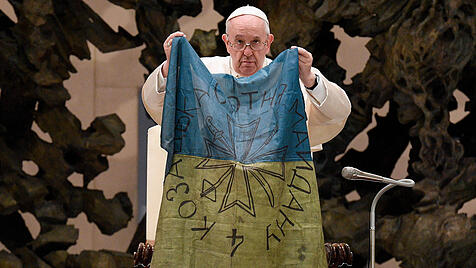 Papst Franziskus mit Ukrainefahne