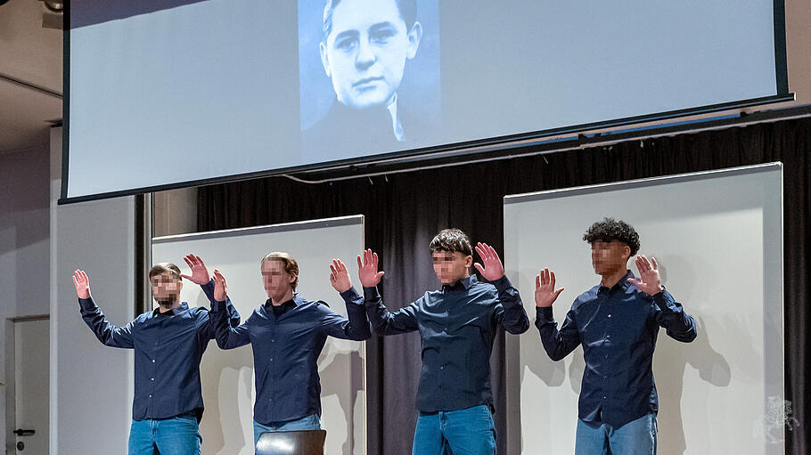 In Berlin wurde die Schule der Jugendstrafanstalt nach Helmuth H&uuml;bener benannt, hier das Bild einer Theater-Performance.
