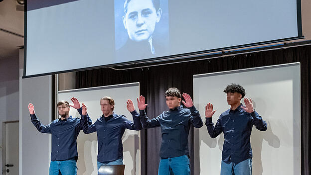 In Berlin wurde die Schule der Jugendstrafanstalt nach Helmuth H&uuml;bener benannt, hier das Bild einer Theater-Performance.