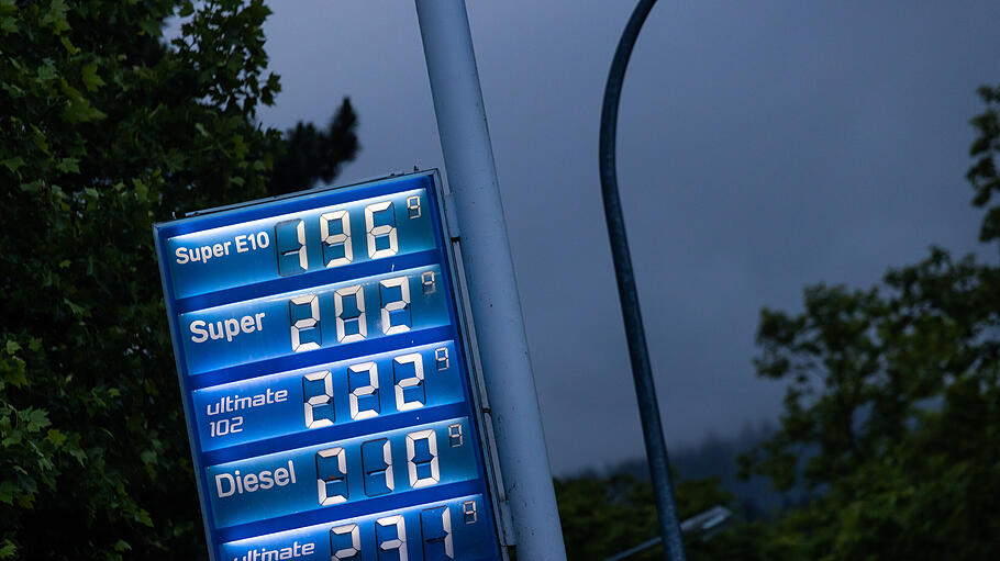 KINA - Sauer an der Tankstelle