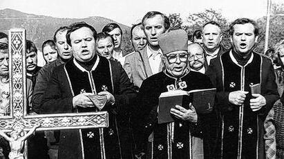 Untergrundbischof Pawlow Wasylyk mit unierten Gläubigen bei einer Messfeier im Wald