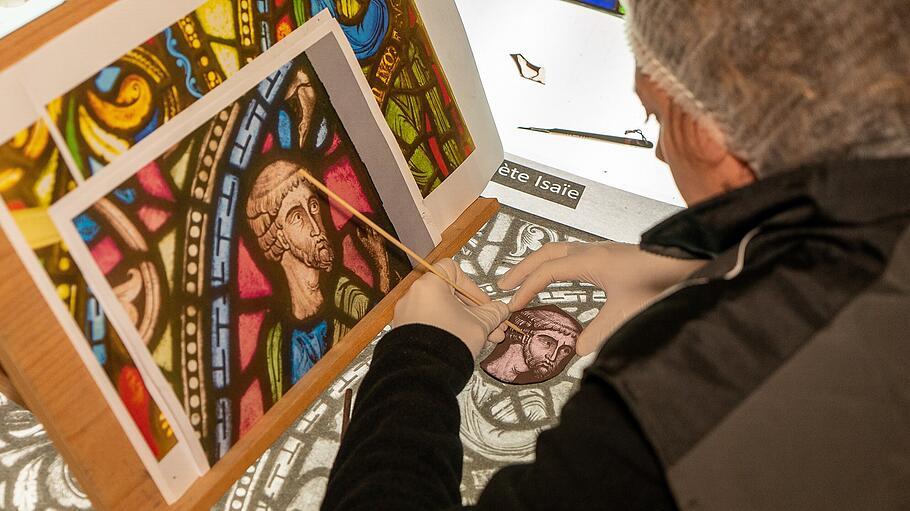 Glaserin bei der Restauration eines Kirchenfensters