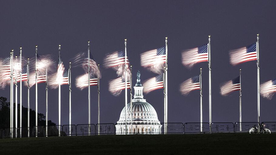 Stürmische Zeiten: Amerikanische Fahnen wehen vor dem Kapitol