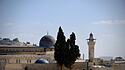 Krisenherd Jerusalem: Der Tempelberg in der Altstadt von Jerusalem mit der grau gerippten Bleikuppel der Al-Aqsa-Moschee. Krieg und Frieden sind heute auch eine Frage der Religion.