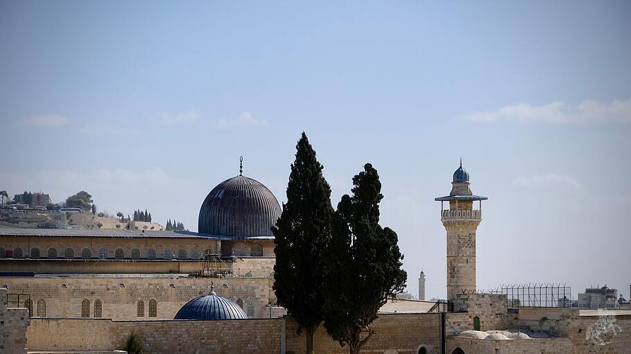Krisenherd Jerusalem: Der Tempelberg in der Altstadt von Jerusalem mit der grau gerippten Bleikuppel der Al-Aqsa-Moschee. Krieg und Frieden sind heute auch eine Frage der Religion.