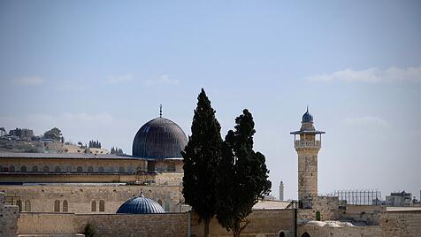 Krisenherd Jerusalem: Der Tempelberg in der Altstadt von Jerusalem mit der grau gerippten Bleikuppel der Al-Aqsa-Moschee. Krieg und Frieden sind heute auch eine Frage der Religion.