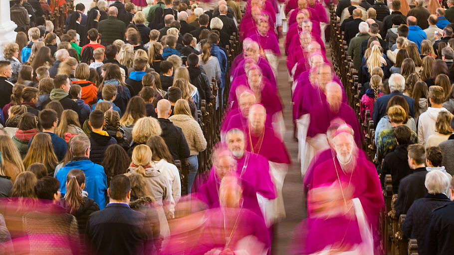 Auszug der Bischöfe nach dem Eröffnungsgottesdienst der Herbstvollversammlung Deutsche Bischofskonferenz