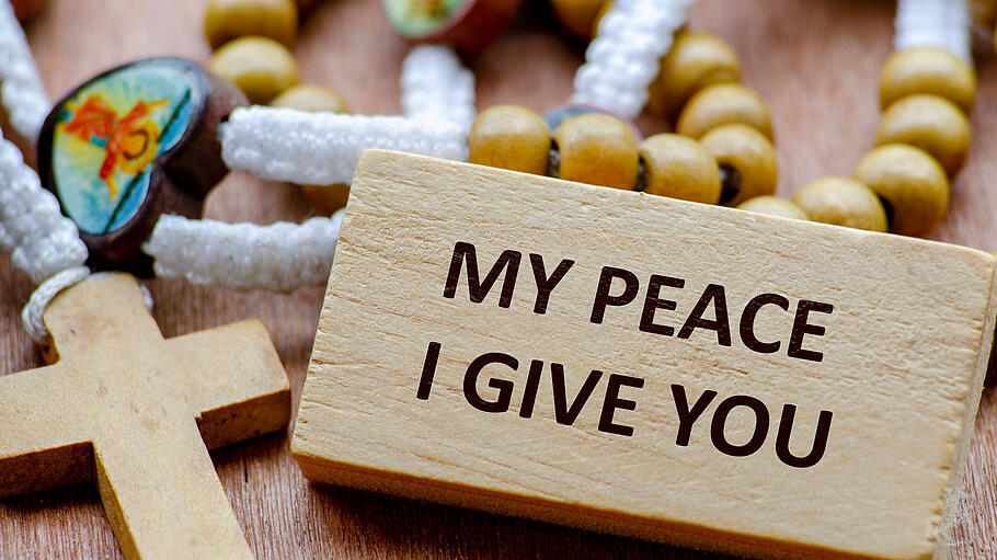 Rosenkranz mit Botschaft MY PEACE I GIVE YOU auf Holztafel