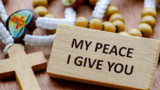 Rosenkranz mit Botschaft MY PEACE I GIVE YOU auf Holztafel