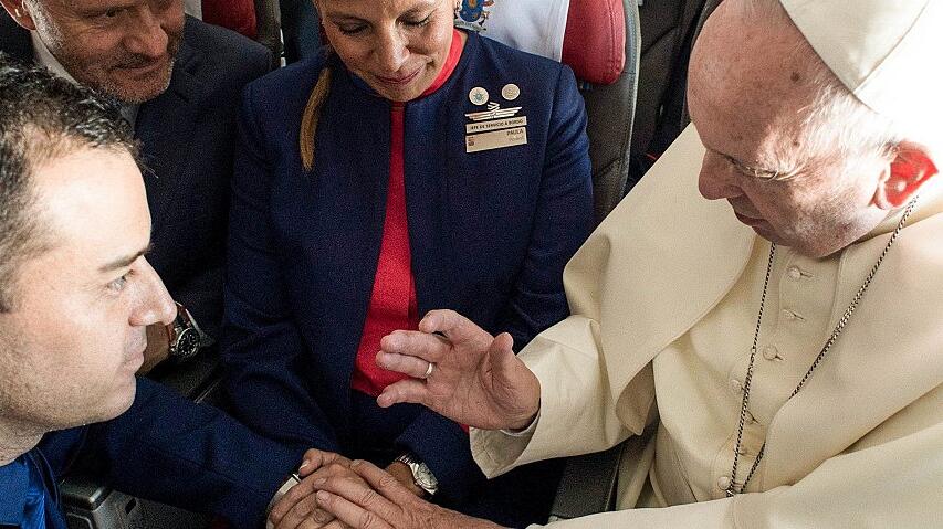 Papst Franziskus traut das Paar Carlos Ciuffardi und Paula Podest aus Chile im Papstflieger