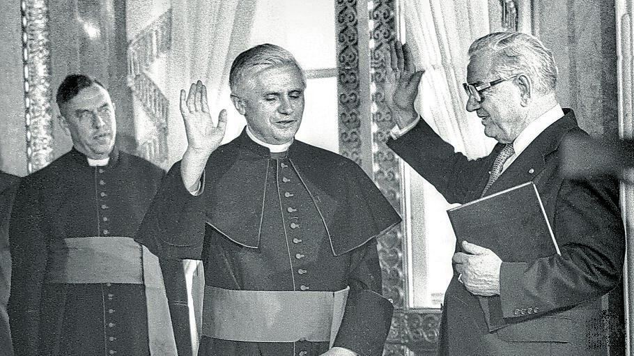 Joseph Ratzinger legt als neuer Erzbischof von München-Freising den Treueid ab
