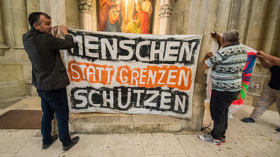 Regensburger Dom: Transparent mit der Aufschrift "Menschen statt Grenzen schützen"