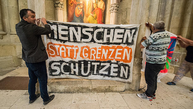 Regensburger Dom: Transparent mit der Aufschrift "Menschen statt Grenzen schützen"