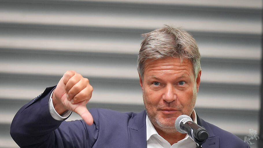Robert Habeck mit einer Geste, die zur Stimmungslage in der deutschen Wirtschaft passt