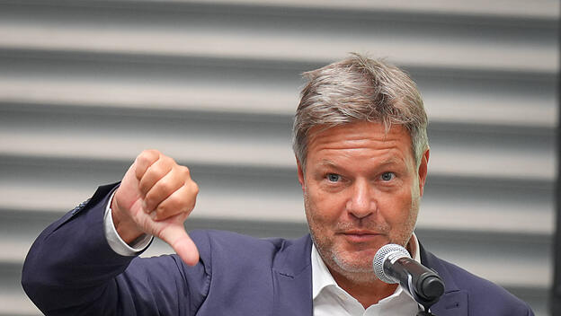 Robert Habeck mit einer Geste, die zur Stimmungslage in der deutschen Wirtschaft passt