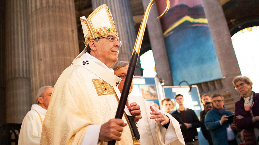 Gläubige feiern nach Brand von Notre-Dame Messe