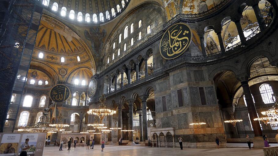 Besucher im Innenraum der Hagia Sophia