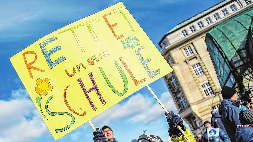 Demo für den Erhalt katholischer Schulen in Hamburg