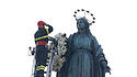 Feuerwehrmann schm&uuml;ckt Mariens&auml;ule