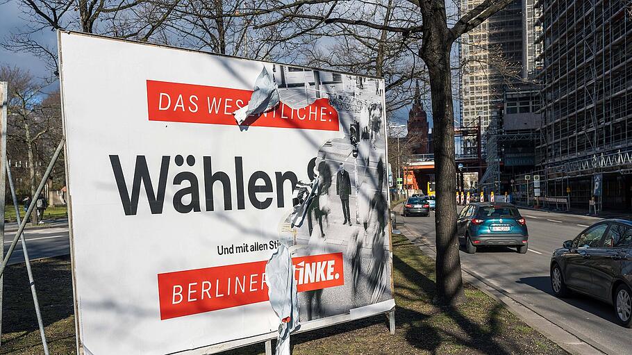 04.02.2023,Berlin,Deutschland, Wahlplakat der Partei die Linke zur Wiederholung der Wahl zum Abgeordnetenhaus von Berlin