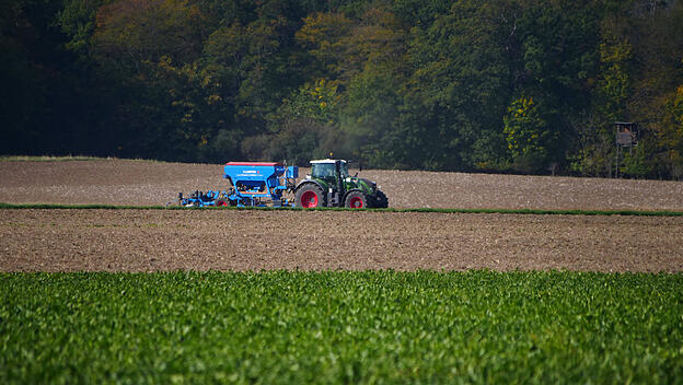 Traktor bei der Drillsaat