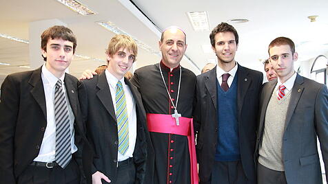 Víctor Manuel Fernández mit Studenten bei der Feier seiner Bischofsweihe.