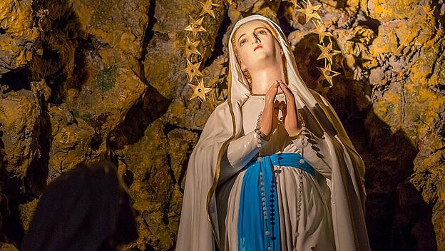 Marienstatue in der Grotte von Lourdes