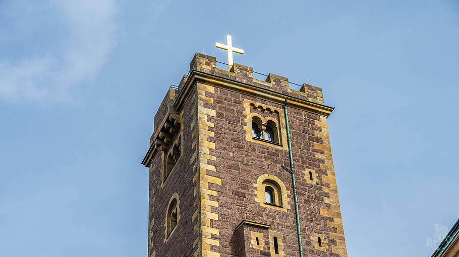 Auf der Wartburg prangt das Kreuz, das konservative Protestanten anlässlich des Reformationstages wieder ins Zentrum des Glaubens rücken wollen.