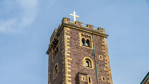 Auf der Wartburg prangt das Kreuz, das konservative Protestanten anl&auml;sslich des Reformationstages wieder ins Zentrum des Glaubens r&uuml;cken wollen.