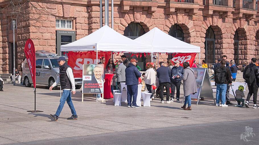 SPD Infostand am 21.03.2026 vor dem Mainzer Staatstheater ein Tag vor der Landtagswahl in Rheinland-Pfalz *** SPD Inform
